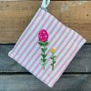 Kuche Busatti | Fruhlingsblumen-Bestickter Topflappen Rosa Gestreift